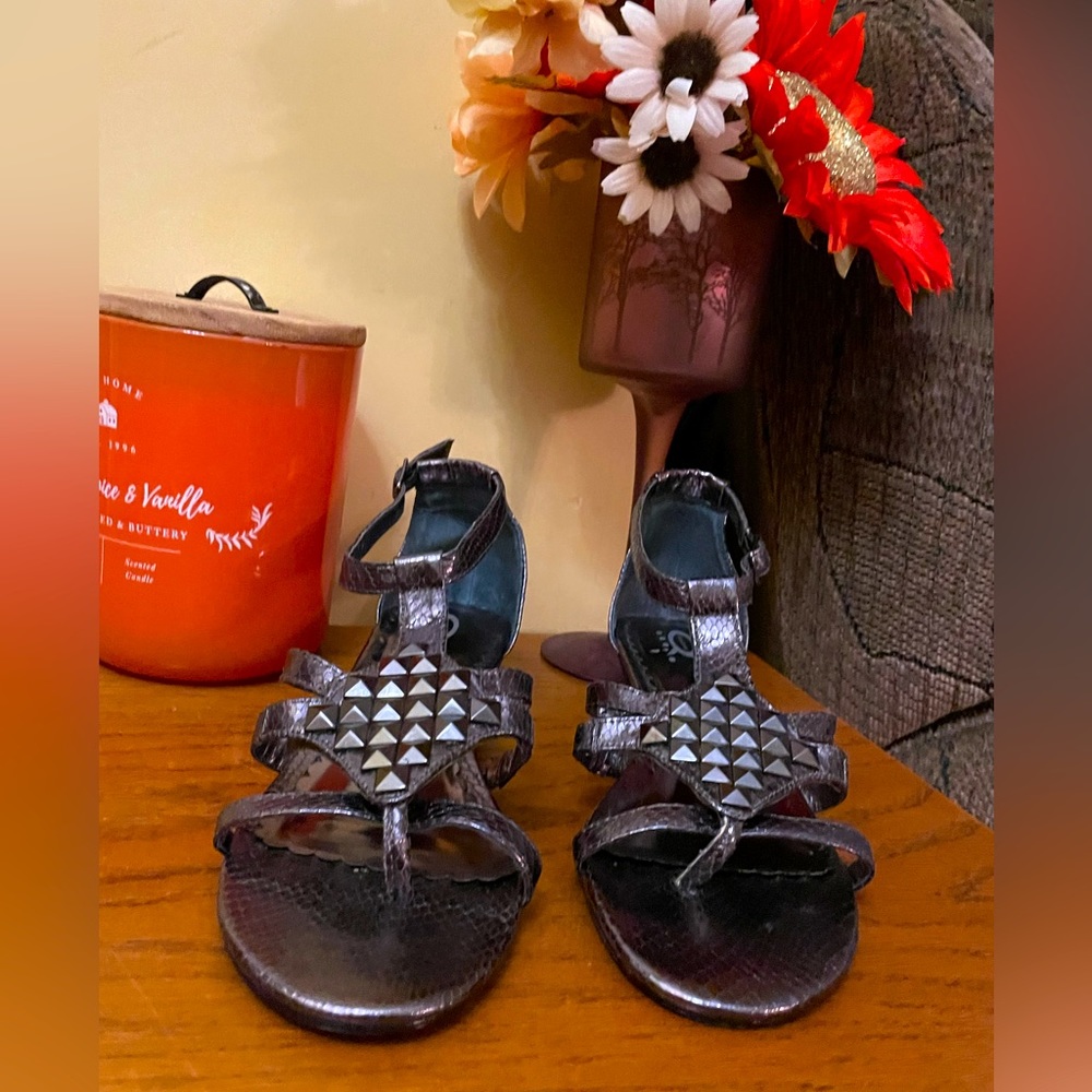 Denver Hayes Quad Comfort Bronze coloured Sandals in Size 8.  Adjustable straps.